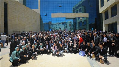 جامعة الجلالة تستعرض 25 منتجًا للمستحضرات الدوائية والتجميلية لطلابها