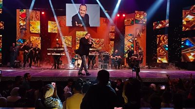 بحضور خالد جلال وخالد عبدالجليل..حفل هشام عباس كامل العدد على مسرح البالون