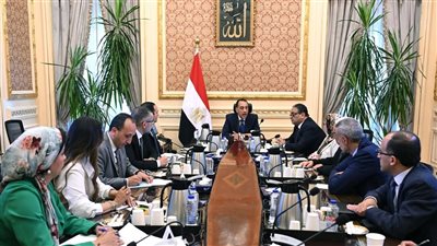 رئيس الوزراء يلتقي اللجنة الاستشارية للاقتصاد الكلي لبحث تداعيات التصعيد الإقليمي