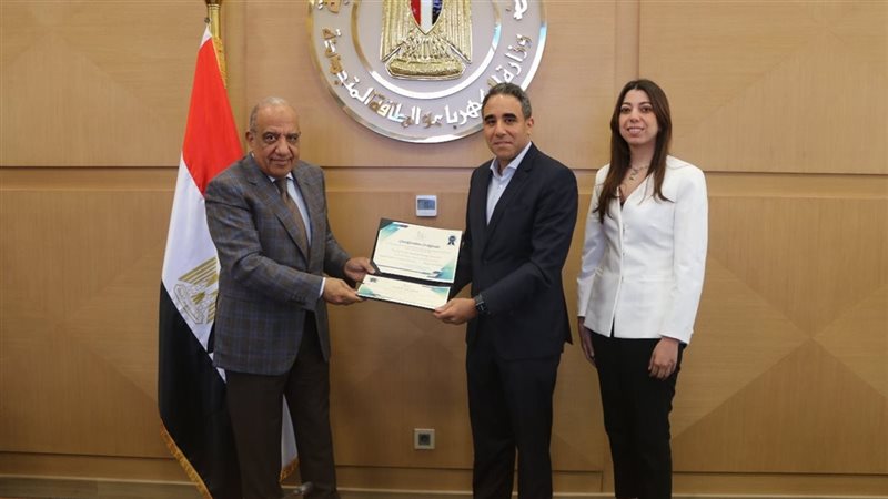 وزير الكهرباء يسلّم