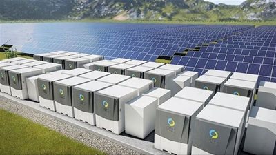 بقدرة 300 ميجاوات.. تفاصيل تشغيل أول محطة طاقة شمسية بنظام بطاريات التخزين 