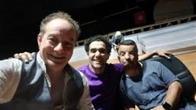 تامر الخطيب علي خشبة المسرح في 