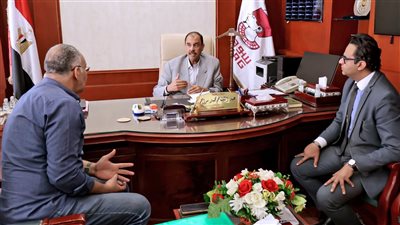 محافظ سوهاج يناقش الموقف التنفيذي لمستشفيات المحافظة.. وافتتاح جزئي لمستشفى دار السلام بعد توقف 11 عامًا