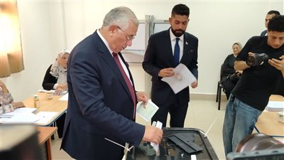 أمين عام حزب الجبهة الوطنية يدلي بصوته في انتخابات الشيوخ.. ويؤكد: صوتك خنجر في صدر الجماعات الإرهابية