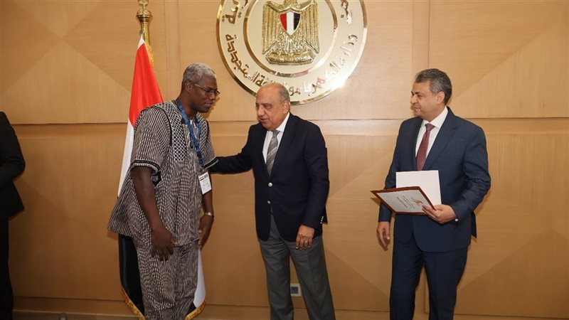 وزير الكهرباء يشهد