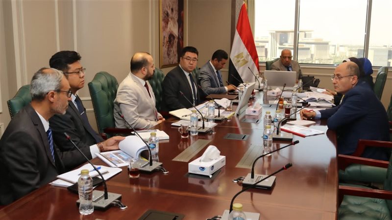 وزير الكهرباء يتابع