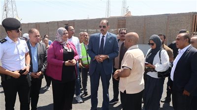 محافظ سوهاج يتفقد أعمال الرصف الجارية بطريق مدخل الكوامل الغربي