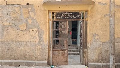 قفل حديدي ومرتبة حمراء.. سر تنقيب الآثار أسفل مكتب صحة دشنا بقنا