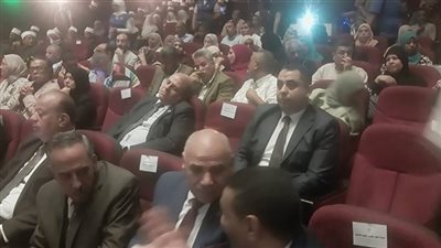 وكيل تعليم قنا يرد على صورة «الغفوة»: لم أنم.. كنت أراجع ملفات العام الدراسي