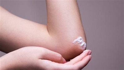 وصفات طبيعية للتخلص من اسمرار الكوعين وإزالة الجلد الميت خلال أسبوعين