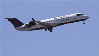 بين الموت والحياه.. طفل ينجو بأعجوبة من رحلة مخبأة في عجلات طائرة