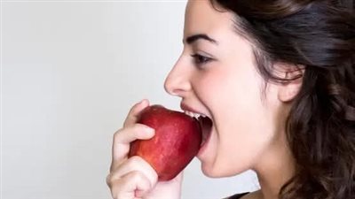 مش هتبطلي تاكليه.. أسرار صحية مذهلة للتفاح الأحمر والأخضر يوميًا