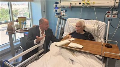 محمود الخطيب يطمئن على صحة حسن شحاتة في المستشفى