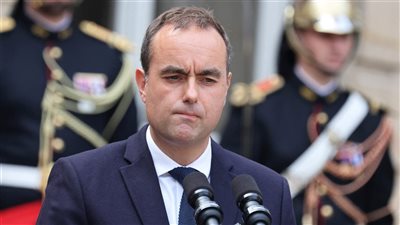 استقالة رئيس الوزراء الفرنسي لوكورنو وسط أزمة سياسية غير مسبوقة