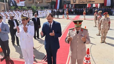 ذكرى انتصارات أكتوبر.. محافظ سوهاج يضع إكليلا من الزهور على النصب التذكاري