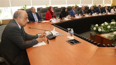 وزير الكهرباء يتابع إعادة هيكلة الشركات وفصل المصرية لنقل الكهرباء كمشغل للشبكة القومية