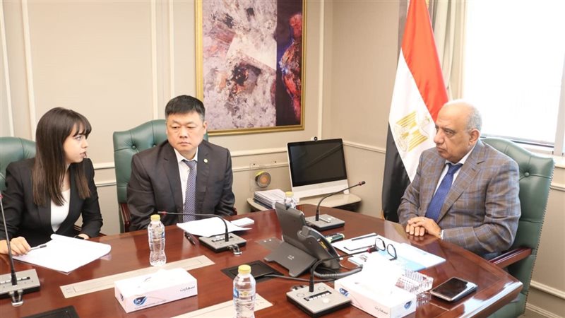 وزير الكهرباء يبحث
