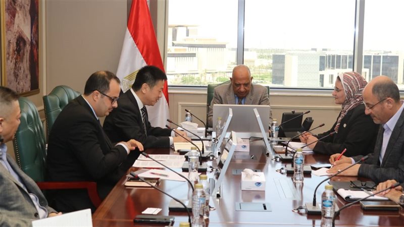 مباحثات بين وزير