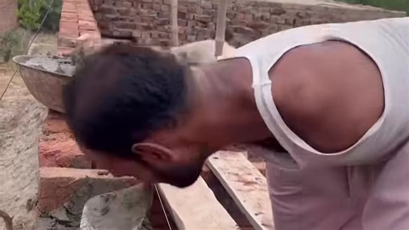 رجل بلا ذراعين يعمل