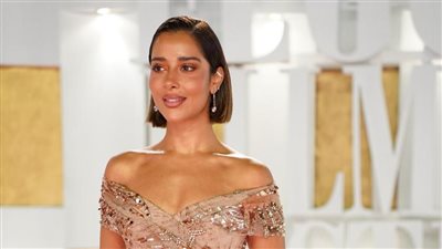 بإطلالة ذهبية.. بلقيس تتألق على ريد كاربت مهرجان الجونة السينمائي