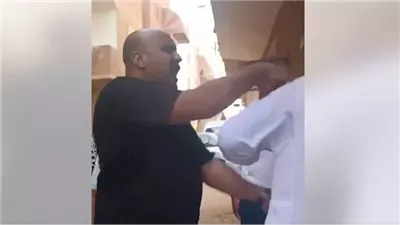 واقعة صفع مسن السويس.. تفاصيل تكشف وجود صلة قرابة بين الجاني والمجني