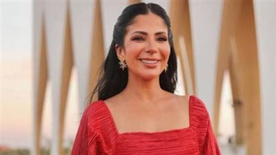 منى زكي تتصدر تريند جوجل بعد ظهورها مع لي لي في عرض أزياء عالمي