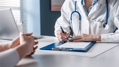 ضوابط ذهاب المرأة للطبيب.. دار الإفتاء توضح الأحكام الشرعية وشروط الضرورة