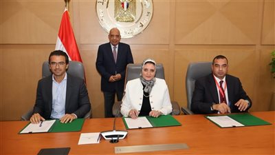 وزير الكهرباء يشهد مراسم توقيع اتفاقيات تنفيذ مشروعين للطاقة الشمسية وبطاريات تخزين