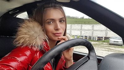 خلع المعاطف قبل القيادة.. نصائح الخبراء لتدفئة آمنة ومريحة في الشتاء