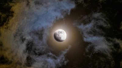 القمر يبتعد عن الأرض .. ظاهرة فلكية نادرة هذا الشهر