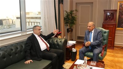 وزير الكهرباء يبحث مع نظيره الجزائري تعزيز الشراكة والتعاون بمختلف مجالات الطاقة المتجددة  