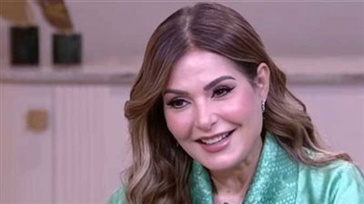 صابرين تشيد بأداء منى زكي بعد طرح برومو فيلم 