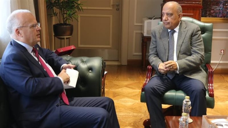 وزير الكهرباء مع