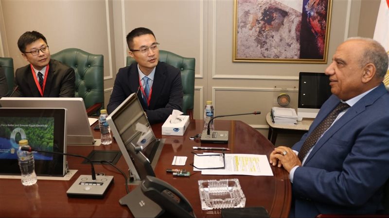 وزير الكهرباء يبحث