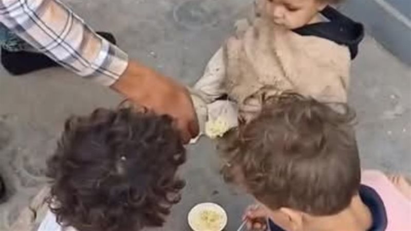 أمًّا تُلقي بأطفالها