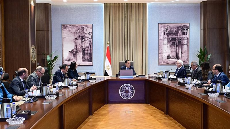 رئيس الوزراء يراجع