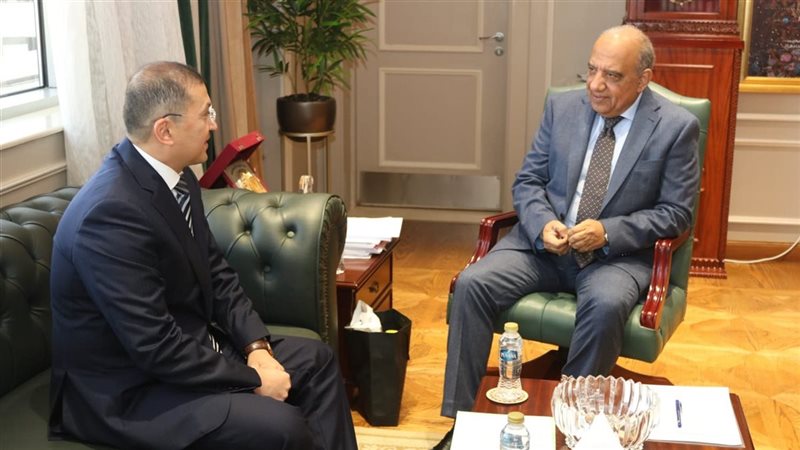 مباحثات بين وزير