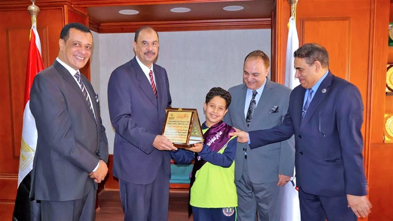 محافظ سوهاج يكرم