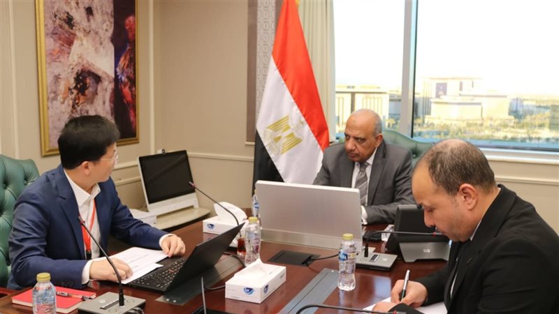 وزير الكهرباء مع