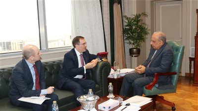 وزير الكهرباء يستقبل السفير البريطاني لبحث التعاون المشترك والتوسع بمجالات الطاقة المتجددة  