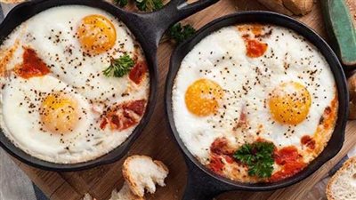 وصفة البيض بالطماطم في الفرن.. فطور وعشاء سريع وصحي