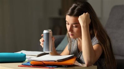 إفراط الشباب في مشروبات الطاقة يسبب سكتة دماغية ويحذر الأطباء من مخاطرها