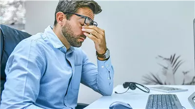 كيف تحمي عينيك من أضرار الشاشات الرقمية؟ دليل صحي شامل