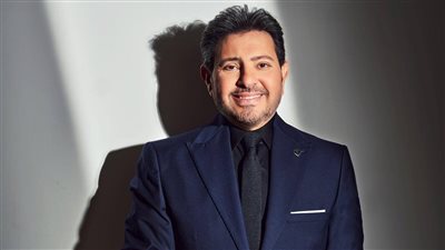 أزمة صحية مفاجئة تُجبر هاني شاكر على تأجيل حفله الغنائي 