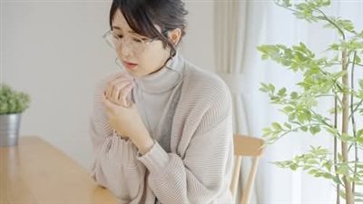 برودة اليدين والقدمين المستمرة.. متى تكون طبيعية ومتى تحتاج إلى فحص طبي؟