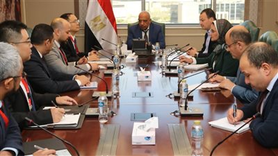 وزير الكهرباء يبحث مع مجموعة 
