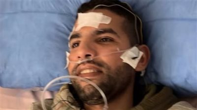 صورة مؤمن زكريا بأجهزة طبية تثير القلق وتساؤلات حول حالته الصحية