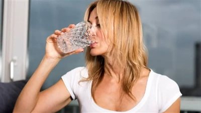 عادة مضغ الماء.. أسلوب صحي جديد يمنح ترطيبًا أعمق ويحسّن الهضم بفاعلية