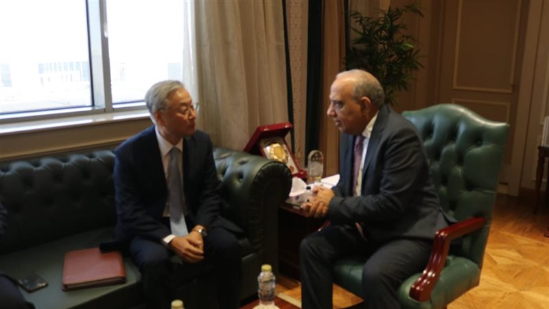 وزير الكهرباء يستقبل