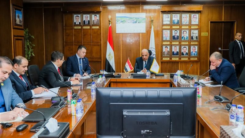 وزير الكهرباء يجتمع